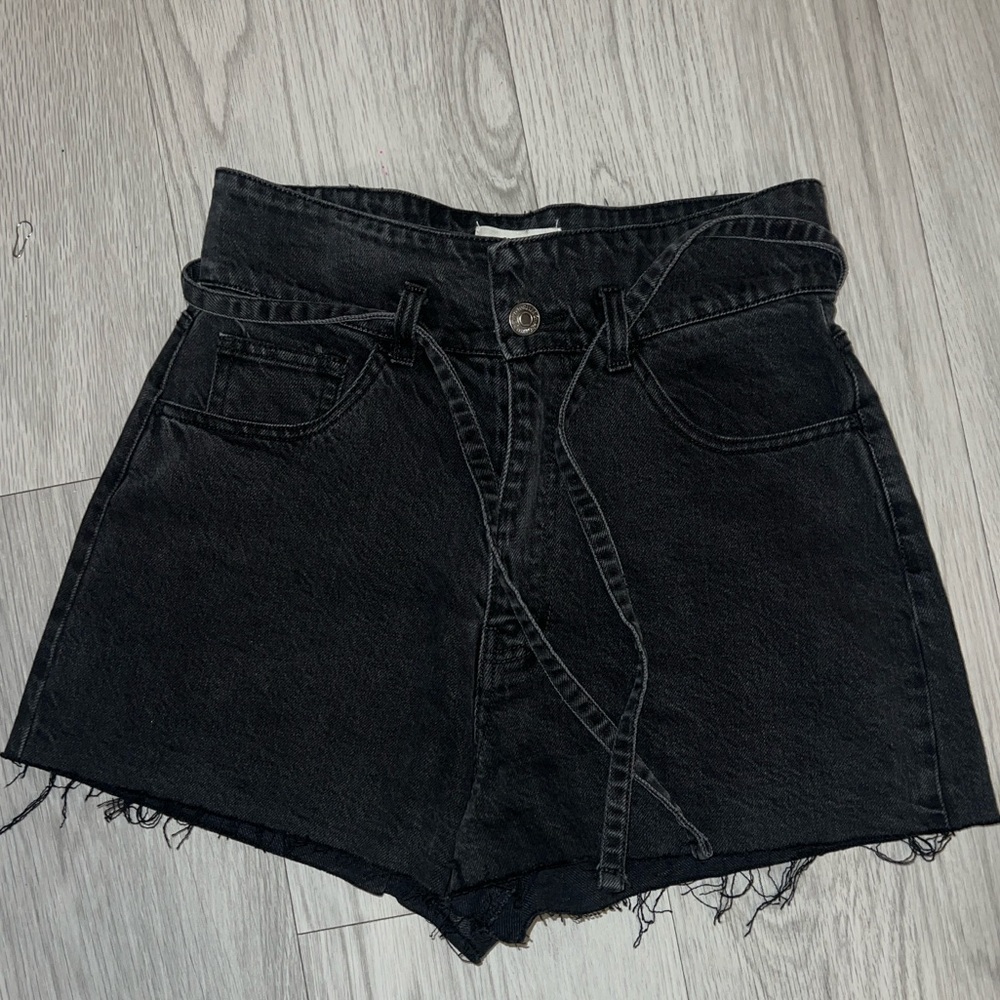 Forever 21 Black Denim Cut Off Belted Mom Jean Shorts High Rise Size 27 - Picture 1 of 7